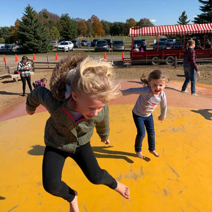 Uncle-John's-Cider-Mill-Jumping-Pillow-Girl-with-Friends-Kranzo