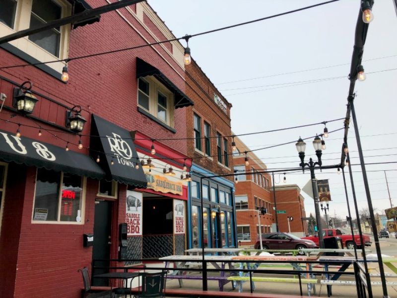 lansing restaurants with outdoor seating
