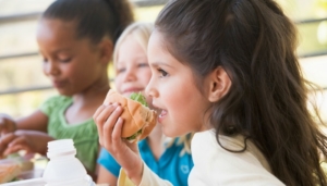 Kids eat outside on patios in lansing feature image