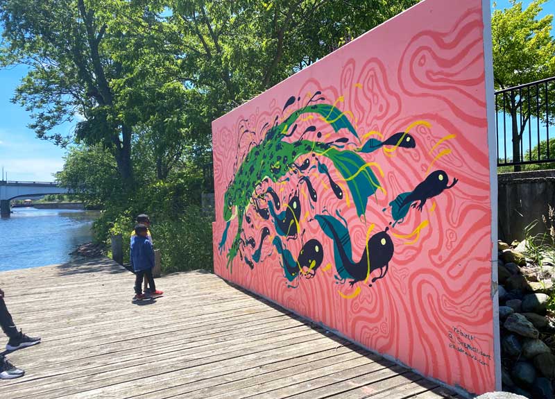 Adado-riverfront-mural-frog-kids-looking-at-the-mural