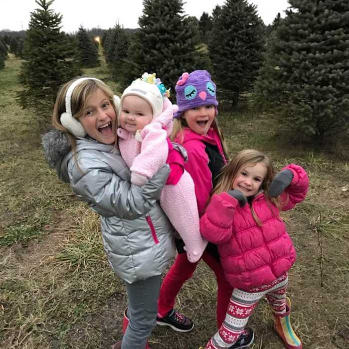 Tannenbaum-Farms-in-Mason-Sisters-picking-out-a-Christmas-tree