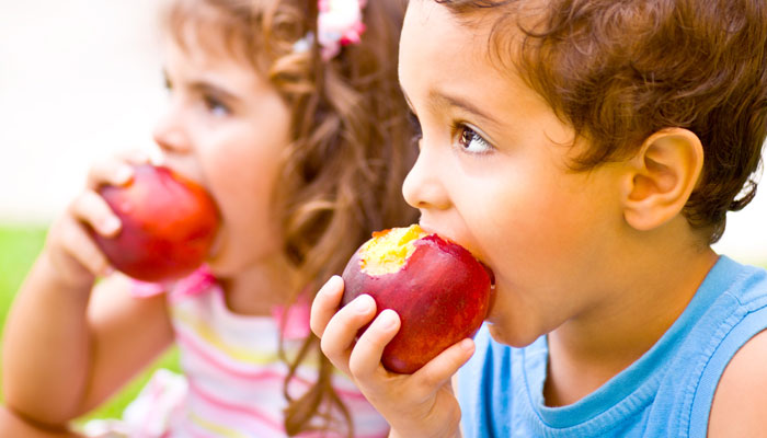 Kids-eating-an-apple