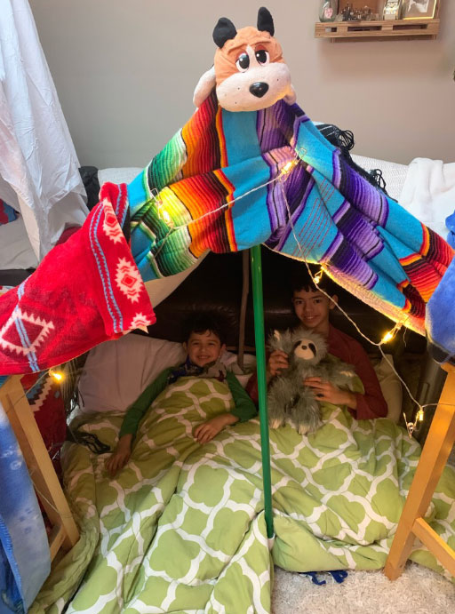 Kids-in-Blanket-fort