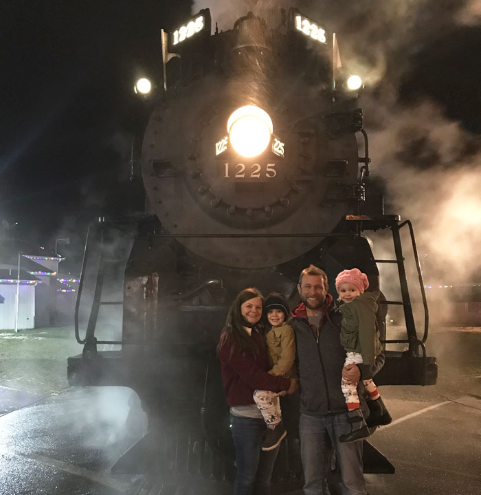 North-Pole-Express-family-in-front-of-train
