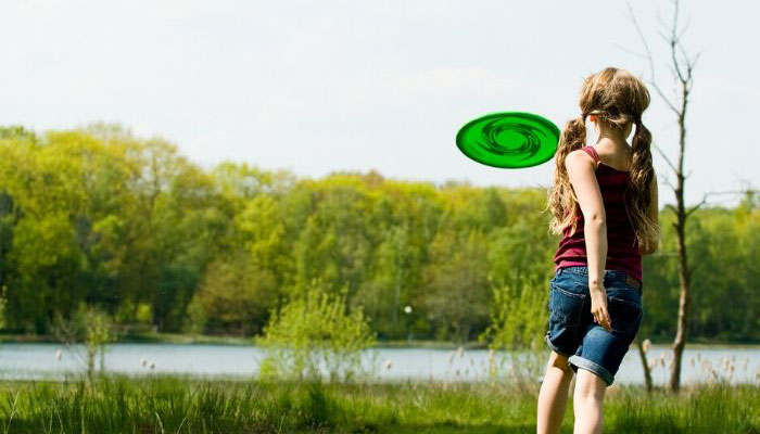 summer things to do: frisbee-golf-disc-golf-400